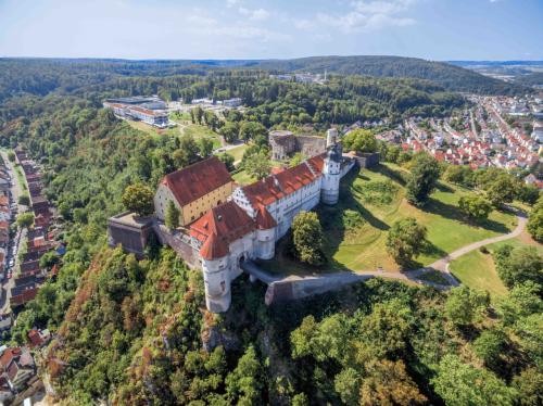 Das Schloss Hellenstein und der Schlossberg aus der Luft fotografiert.