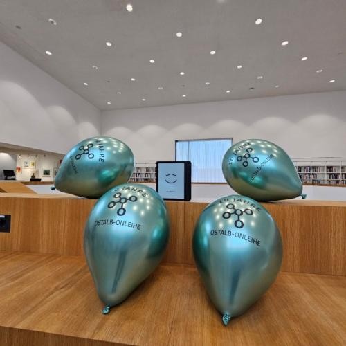 Stadtbibliothek mit Luftballons zum Jubiläum